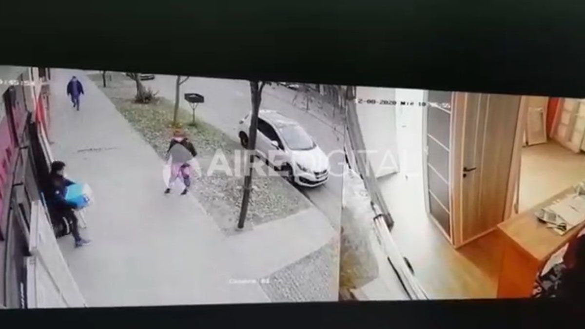 El momento en que el ladrón salió del comercio con un microondas.&nbsp;