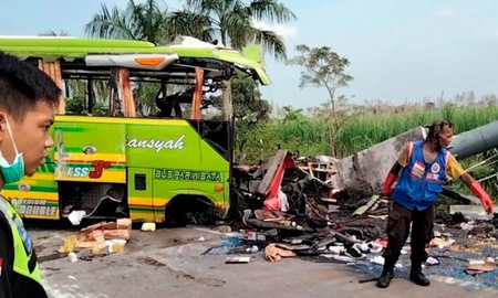 Los informes preliminares apuntan a que el conductor del micro, quien se encuentra en estado grave, se quedó dormido al volante. Los informes preliminares apuntan a que el conductor del micro, quien se encuentra en estado grave, se quedó dormido al volante.