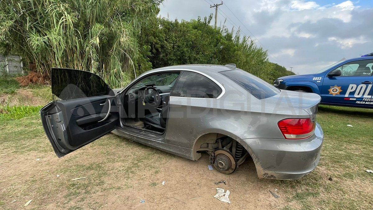 A un costado de la calle. Así estaba el auto que luego fue revisado por personal policial.