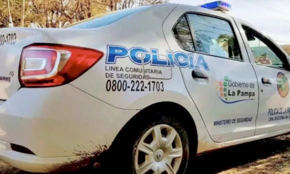 Un hombre le mintió a su novia y ella lo abandonó desnudo en la ruta: Fue para darle una lección