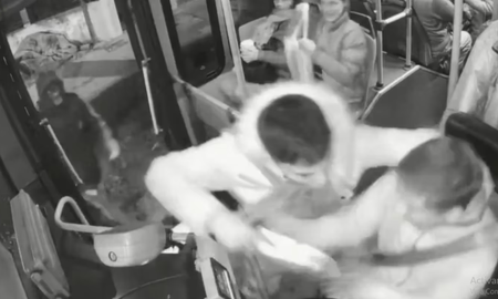 Una mujer salvó a un colectivero de ser apuñalado por un ladrón en Lanús. Una mujer salvó a un colectivero de ser apuñalado por un ladrón en Lanús.