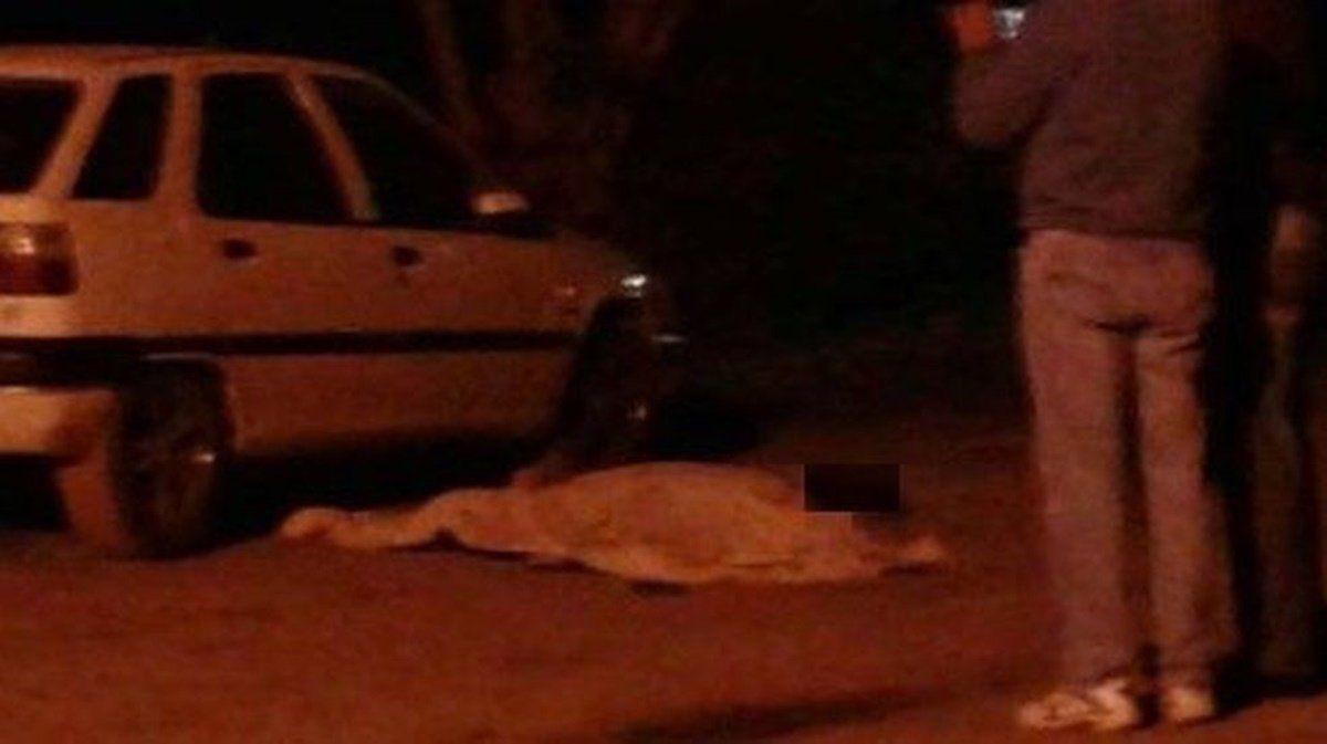 La joven quedó tendida en la calle, al lado del auto donde se encontraba Gómez