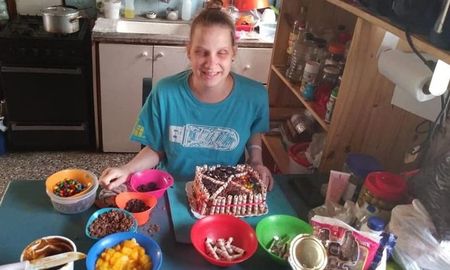 Una mamá ciega prepara y vende alimentos para ganarse la vida