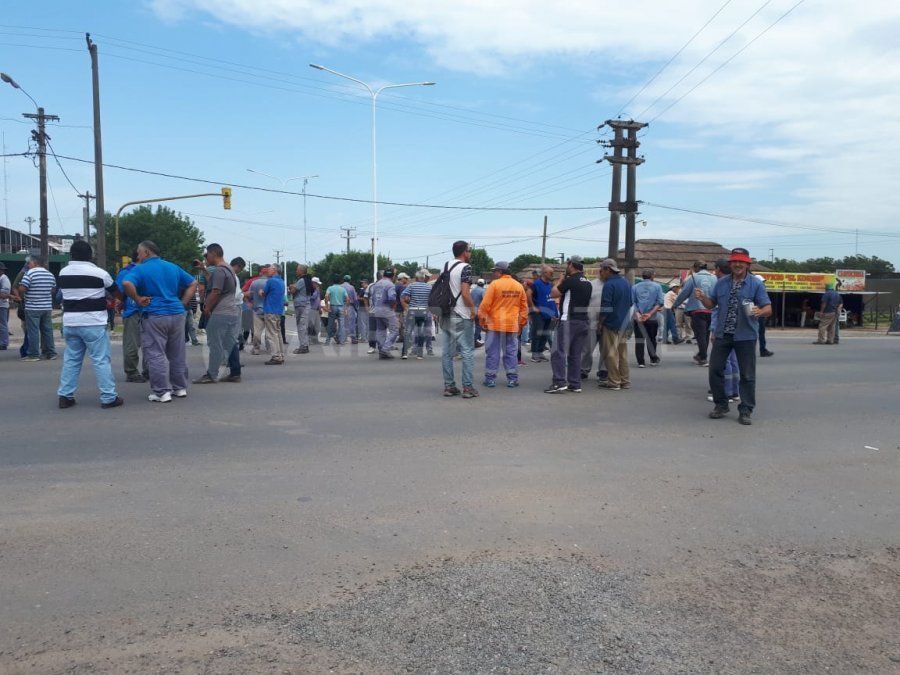 Los trabajadores municipales cortan la ruta 11 en San Justo por un reclamo salarial