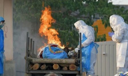 Una anciana se despierta justo antes de ser incinerada tras morir por Covid Una anciana se despierta justo antes de ser incinerada tras morir por Covid