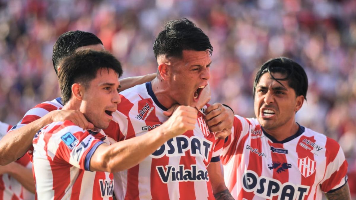 Uni&oacute;n le gan&oacute; el viernes a Deportivo Riestra por 2 a 0 y escala posiciones en la Zona A del torneo.