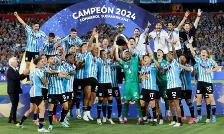 Después de 36 años, Racing Club de Avellaneda volvió a ganar una copa internacional. Después de 36 años, Racing Club de Avellaneda volvió a ganar una copa internacional.