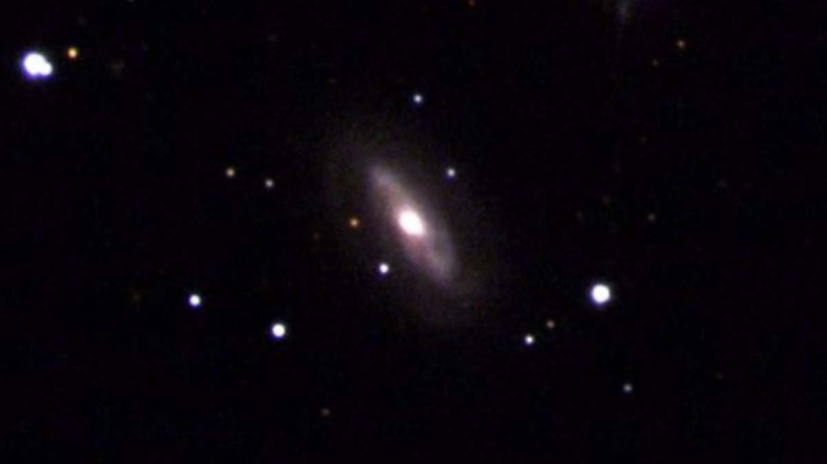 Vista del agujero negro en movimiento J0437+2456. | Fuente: CENTER FOR ASTROPHYSICS | HARVAR