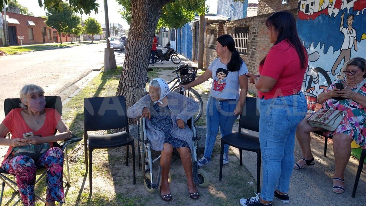 Otilia pasó la tarde rodeada de sus afectos que se acercaron para celebrar junto a ella en la vereda de su casa.