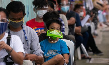 Varias personas esperan para hacerse el test de covid-19 en una instalación gubernamental en Caloocan (Filipinas), el 18 de agosto de 2020. Varias personas esperan para hacerse el test de covid-19 en una instalación gubernamental en Caloocan (Filipinas), el 18 de agosto de 2020.
