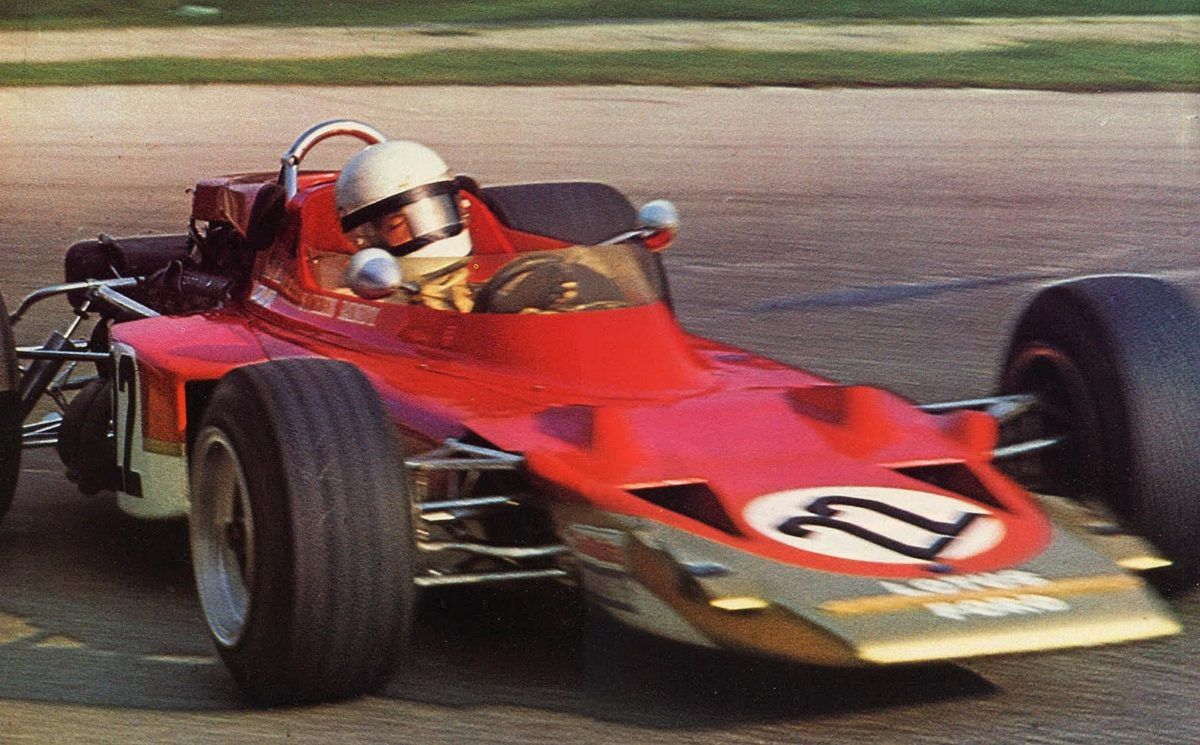 En la trágica clasificación de Monza, el Lotus 72C-Cosworth Nº 22 de Rindt no utilizaba el alerón trasero y había recortado los delanteros para ganar velocidad. Esto le permitía sumar unas 800 rpm al motor y rozar los 330 km/h pero, al tener menor carga alar, era más inestable.