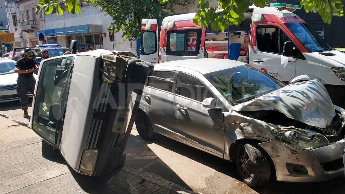 Por el choque, una menor de 10 años fue trasladada al hospital.