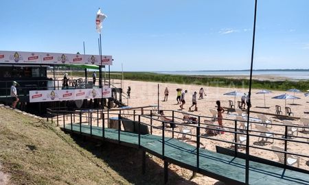 Santa Fe inauguró la temporada de verano, pero las playas fueron habilitadas solo como solariums. Santa Fe inauguró la temporada de verano, pero las playas fueron habilitadas solo como solariums.