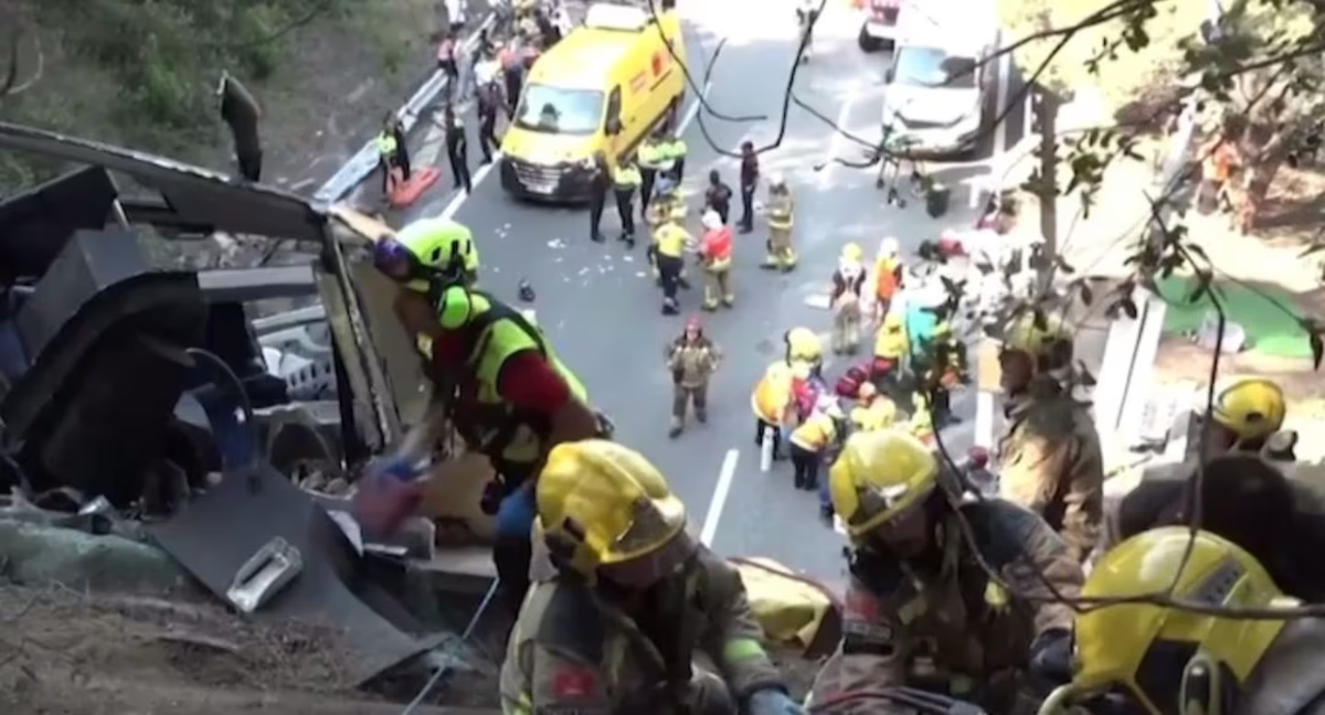 Los servicios de emergencia asistiendo a los afectados. Los servicios de emergencia asistiendo a los afectados.