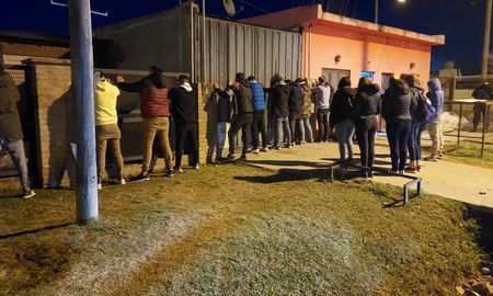 Efectivos policiales de la provincia de Santa Fe desactivaron durante la noche del sábado y la madrugada del domingo varias fiestas clandestinas en diferentes ciudades santafesinas, trasladaron a los asistentes y secuestraron equipos de sonido y bebidas alcohólicas. Efectivos policiales de la provincia de Santa Fe desactivaron durante la noche del sábado y la madrugada del domingo varias fiestas clandestinas en diferentes ciudades santafesinas, trasladaron a los asistentes y secuestraron equipos de sonido y bebidas alcohólicas.