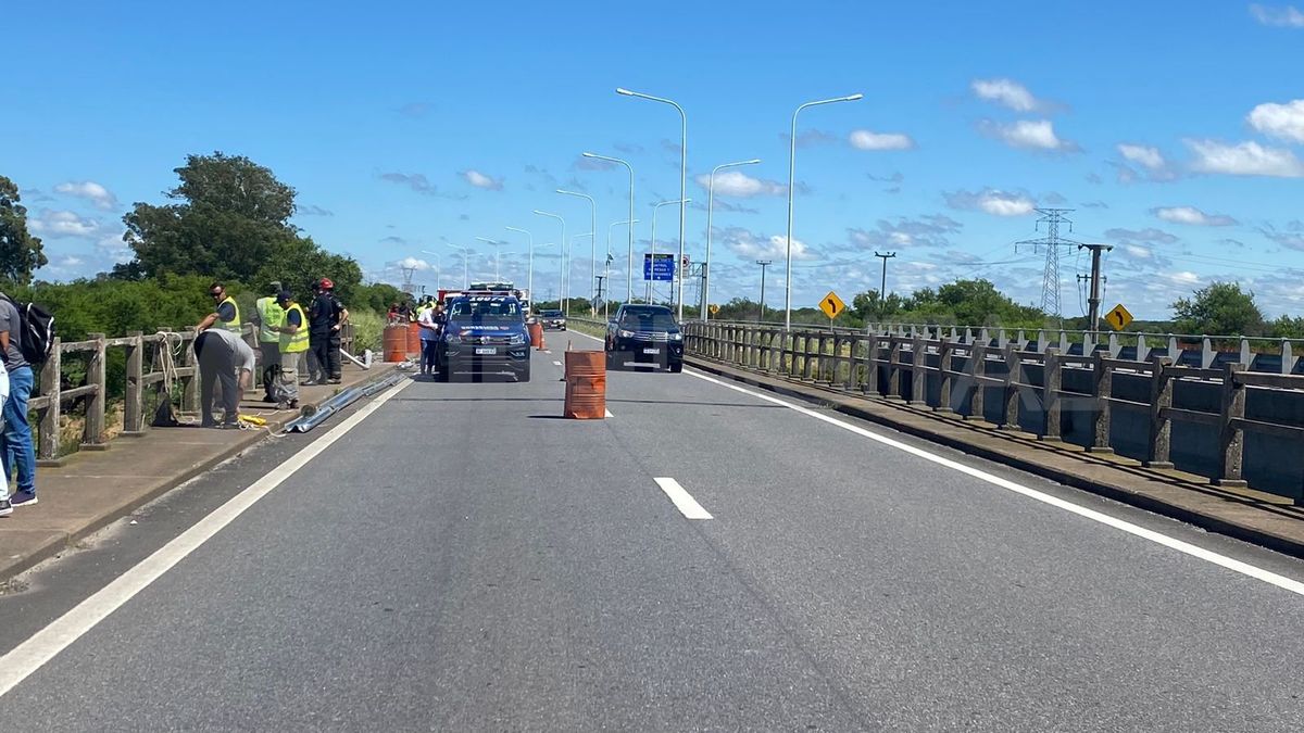 Buzos Tácticos buscan en el agua al camión accidentado.