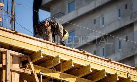 En los últimos doce meses, el Costo de la Construcción acumulaun aumento del 41,9%, y supera en seis puntos porcentuales a la inflación delmismo período. En los últimos doce meses, el Costo de la Construcción acumulaun aumento del 41,9%, y supera en seis puntos porcentuales a la inflación delmismo período.