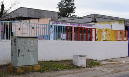 La pistola calibre 9 milímetros tenía el cargador colocado y ocho municiones. El hallazgo fue realizado por un niño de 5 años cuando llegaba al jardín. La pistola calibre 9 milímetros tenía el cargador colocado y ocho municiones. El hallazgo fue realizado por un niño de 5 años cuando llegaba al jardín.