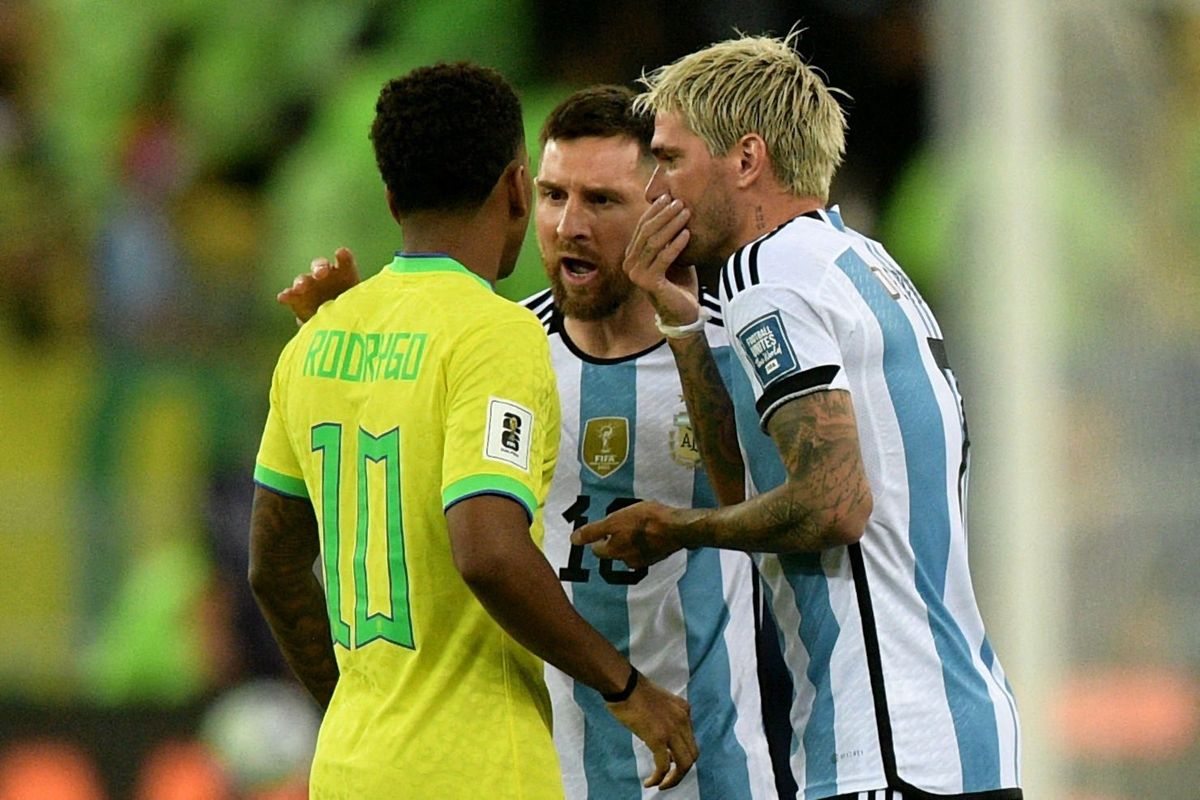 Partido muy discutido y caliente. Lionel Messi y Rodrigo De Paul hablan con futbolistas brasileños.
