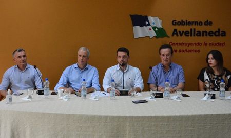 Gonzalo Braidot, en el centro de la mesa. Junto a él, el senador nacional por Santa Fe, Dionisio Scarpin, y el senador provincial por el departamento General Obligado, Orfilio Marcón.&nbsp; 
