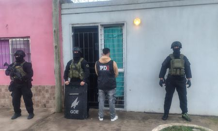Golpe a la banda de Los Puchingas: tres detenidos tras allanamientos por violencia armada en Santa Fe. Golpe a la banda de Los Puchingas: tres detenidos tras allanamientos por violencia armada en Santa Fe.