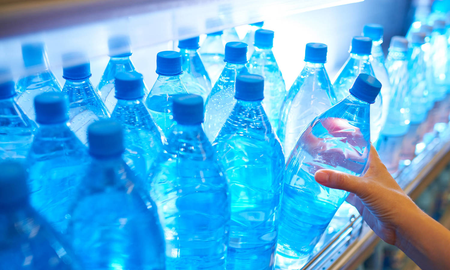 Científicos afirman que consumir agua embotellada tiene un impacto 1400 veces mayor para el ecosistema que la de grifo Científicos afirman que consumir agua embotellada tiene un impacto 1400 veces mayor para el ecosistema que la de grifo