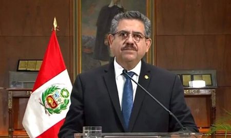 Manuel Merino anunció su renuncia a la presidencia de Perú por cadena nacional.&nbsp;