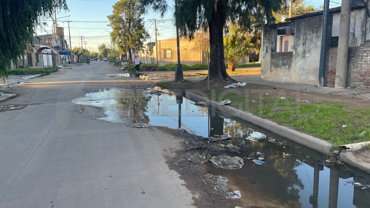 La basura tapa los desagües de barrio Santa Rosa de Lima y produce un estancamiento de agua. La basura tapa los desagües de barrio Santa Rosa de Lima y produce un estancamiento de agua.