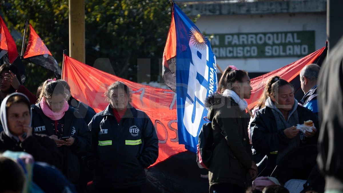 La jornada de protesta se extenderá hasta despúes del mediodía con ollas populares en las inmediaciones de avenida Perón e Iturraspe.