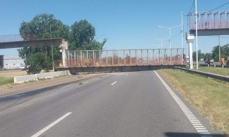 El puente peatonal quedó destruido tras ser arrastrado por un camión, lo que obligó a cortar totalmente la circulación en la mano sur-norte de avenida Circunvalación. El puente peatonal quedó destruido tras ser arrastrado por un camión, lo que obligó a cortar totalmente la circulación en la mano sur-norte de avenida Circunvalación.