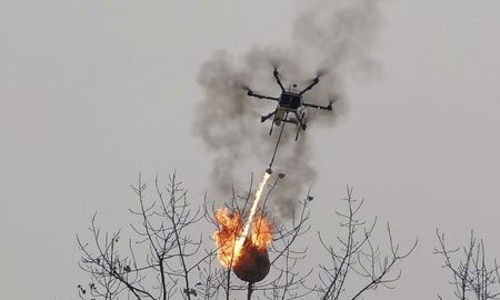 Video: el dron lanzallamas que incinera nidos de avispas en China Video: el dron lanzallamas que incinera nidos de avispas en China