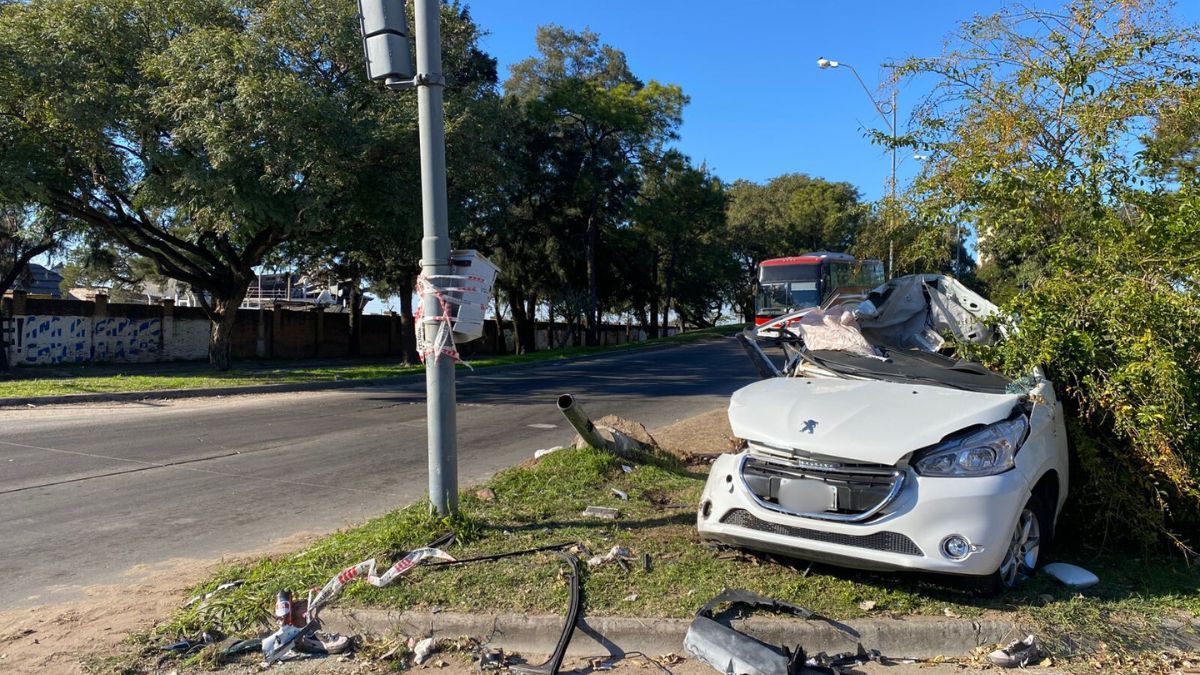 El hombre de 41 años sufrió graves lesiones al perder el control de su auto y chocar contra un poste en avenida 27 de Febrero y Juan de Garay.