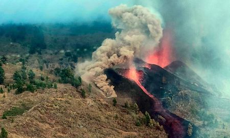 Se ha iniciado la erupción en la zona de Cabeza de Vaca, en El Paso. Foto: Twitter Guardia Civil. Se ha iniciado la erupción en la zona de Cabeza de Vaca, en El Paso. Foto: Twitter Guardia Civil.