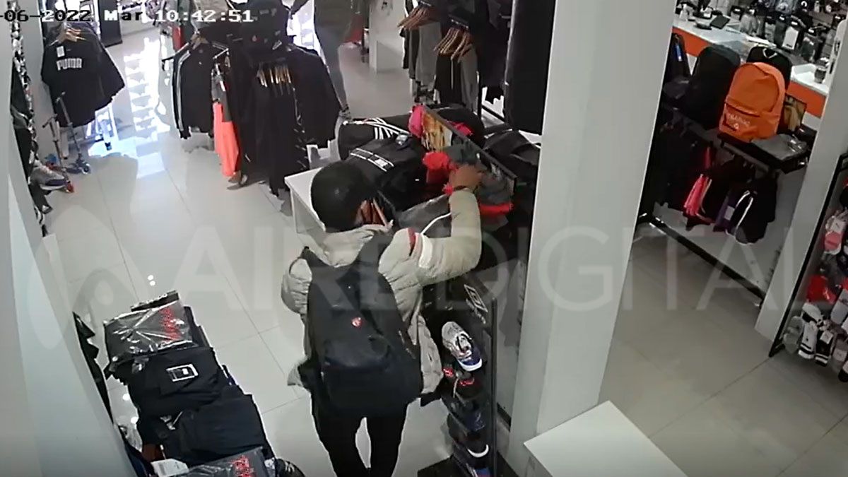 El mechero de Laguna Paiva fue captado por las cámaras de seguridad.