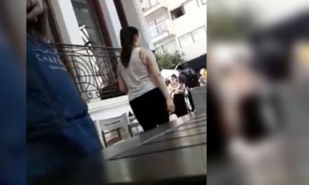 La clienta llegó al restaurante y al ver que le exigían el certificado se enojó e hizo un verdadero escándalo. Se grabó, lo subió a las redes y se viralizó. La clienta llegó al restaurante y al ver que le exigían el certificado se enojó e hizo un verdadero escándalo. Se grabó, lo subió a las redes y se viralizó.