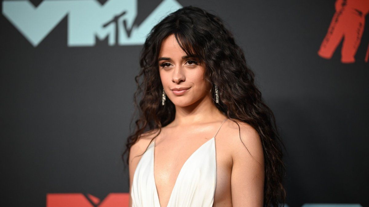 Camila Cabello publica una foto como Dios la trajo al mundo y revienta las redes sociales