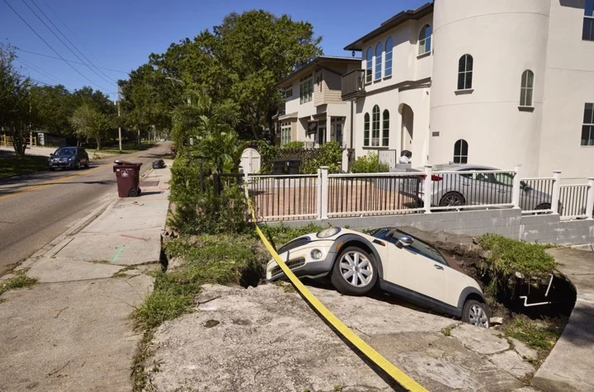 Destrozos y muerte tras el paso del huracán en Florida. Foto Bloomberg