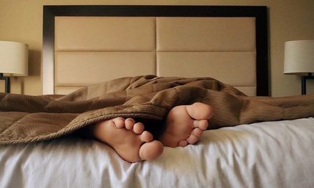 En promedio, una persona puede quemar entre 40 y 55 calorías por hora de sueño. En promedio, una persona puede quemar entre 40 y 55 calorías por hora de sueño.