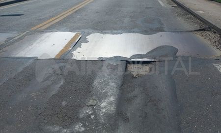 Así luce la calzada del Puente Carretero, cuando hace apenas tres meses se anunció el final de las obras de reparación. Así luce la calzada del Puente Carretero, cuando hace apenas tres meses se anunció el final de las obras de reparación.