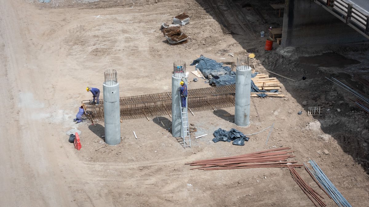 Con el avance del segundo semestre de 2025 comenzaron a ejecutarse también las columnas y los cabezales del puente. Con el avance del segundo semestre de 2025 comenzaron a ejecutarse también las columnas y los cabezales del puente.
