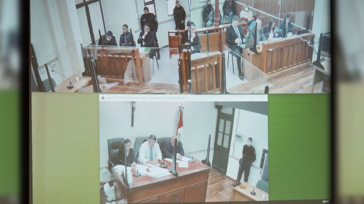 El p&uacute;blico y los periodistas siguen el debate desde otra sala&nbsp;