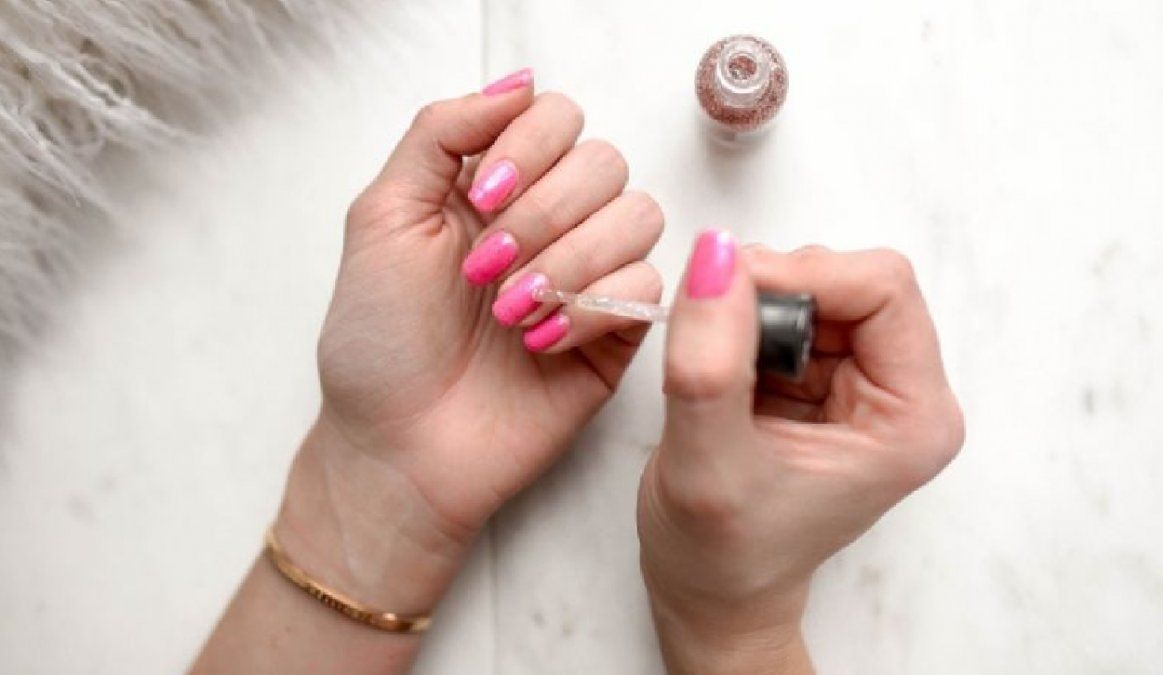 Truco casero para que el esmalte de uñas seque más rápido