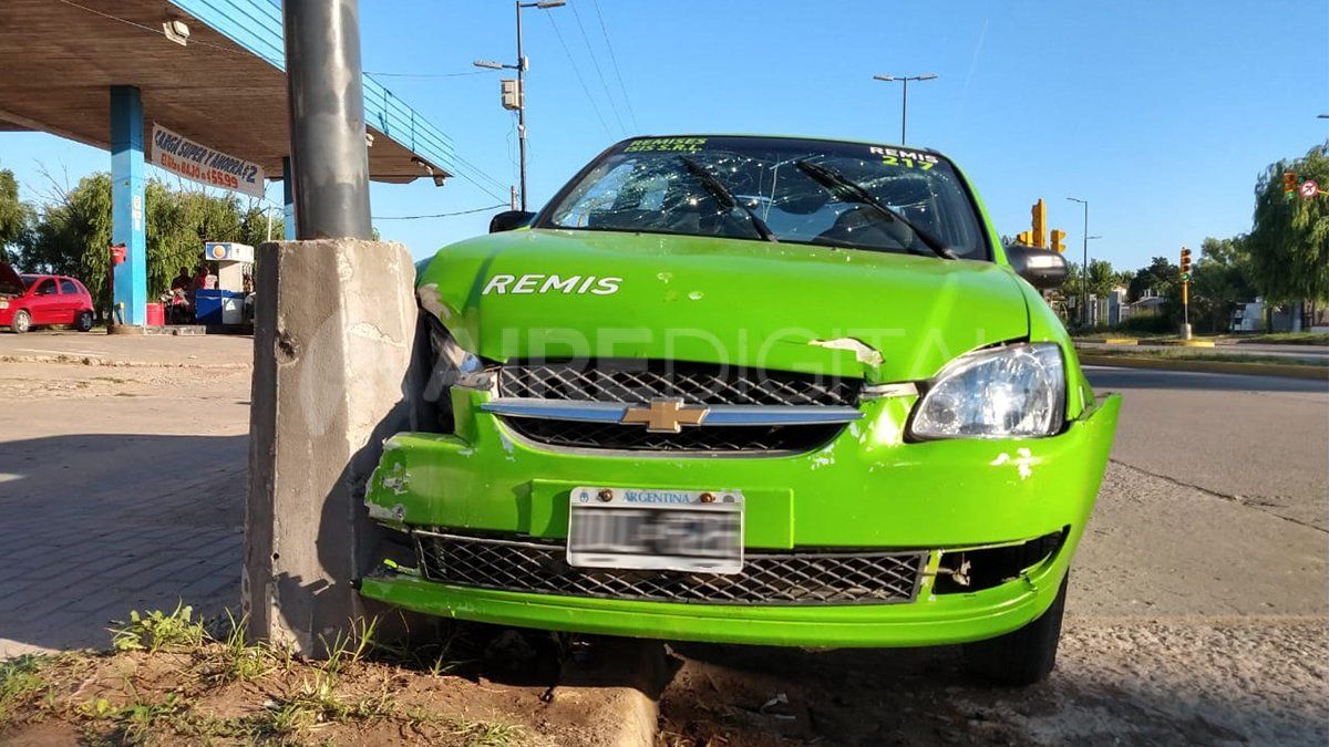 Quería saludar al empleado de la estación, se incrustó en la columna y provocó un triple choque