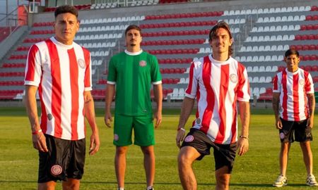 Rojiblanca a bastones la titular y verde a bastones la del arquero: así lucen las nuevas camisetas retro de Unión Rojiblanca a bastones la titular y verde a bastones la del arquero: así lucen las nuevas camisetas retro de Unión