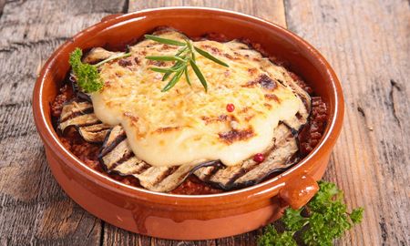 La receta para moussaka de berenjenas con carne picada, una plato clásico de Grecia. La receta para moussaka de berenjenas con carne picada, una plato clásico de Grecia.