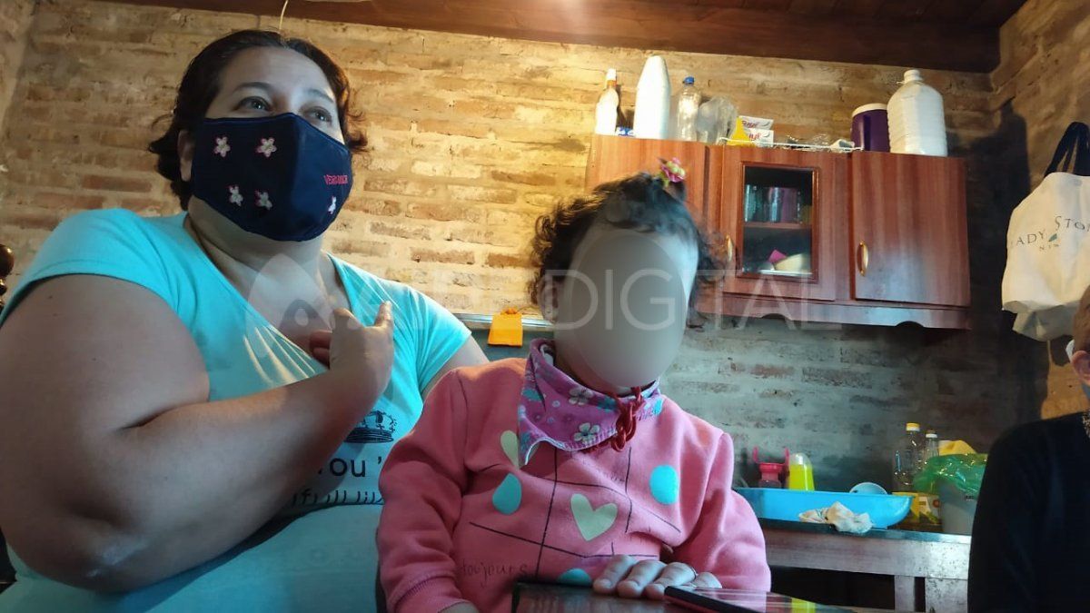 Amanda está en perfecto estado en su casa, con su familia. 