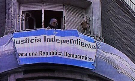 La vecina de Cristina es conocida por colgar diversas banderas en su balcón que está justo arriba del departamento de la vicepresidenta. La vecina de Cristina es conocida por colgar diversas banderas en su balcón que está justo arriba del departamento de la vicepresidenta.