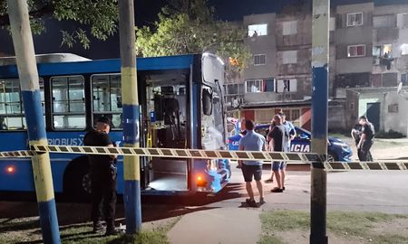 Personal policial constató dos impactos de bala en la línea 130 de colectivos. Personal policial constató dos impactos de bala en la línea 130 de colectivos.