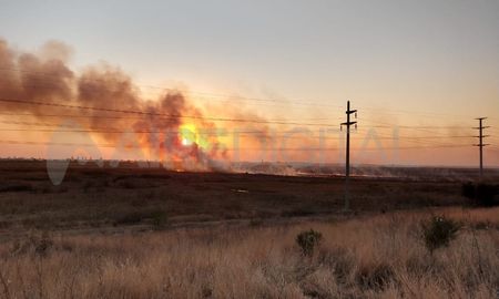 Así se vio por la tarde el incendio cerca de la defensa oeste de Colastiné. Así se vio por la tarde el incendio cerca de la defensa oeste de Colastiné.