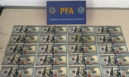 La banda, integrada por seis personas y bautizada por los investigadores como “Los Falsimuladores” utilizaba comercios y locales para insertar el dinero apócrifo en la economía cotidiana. La banda, integrada por seis personas y bautizada por los investigadores como “Los Falsimuladores” utilizaba comercios y locales para insertar el dinero apócrifo en la economía cotidiana.